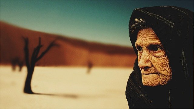 stará dáma v poušti