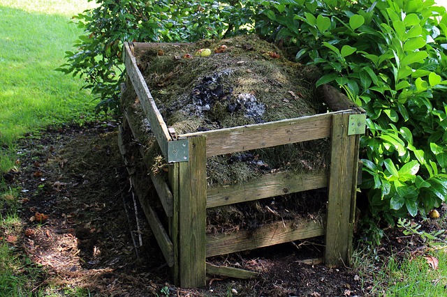 kompost na zahradě