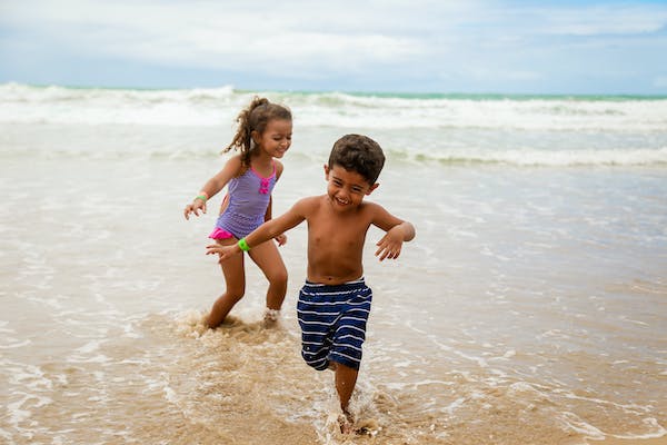 děti na pláži 